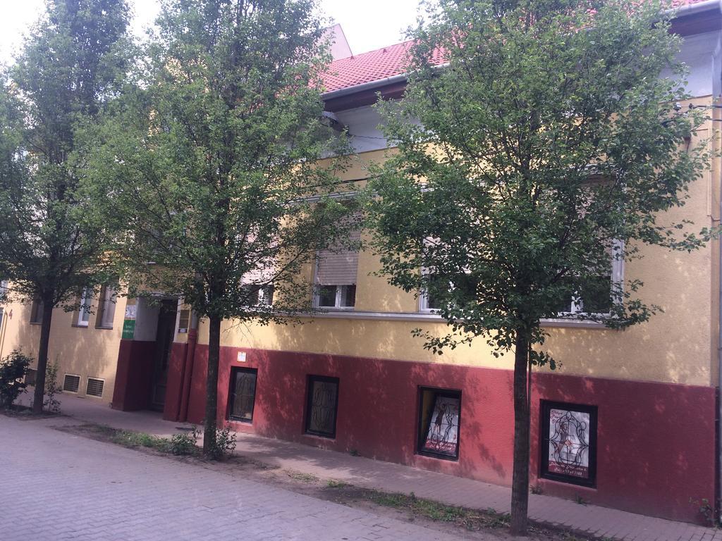 Lyrius Vendeghaz - Debrecen Apartment Exterior foto